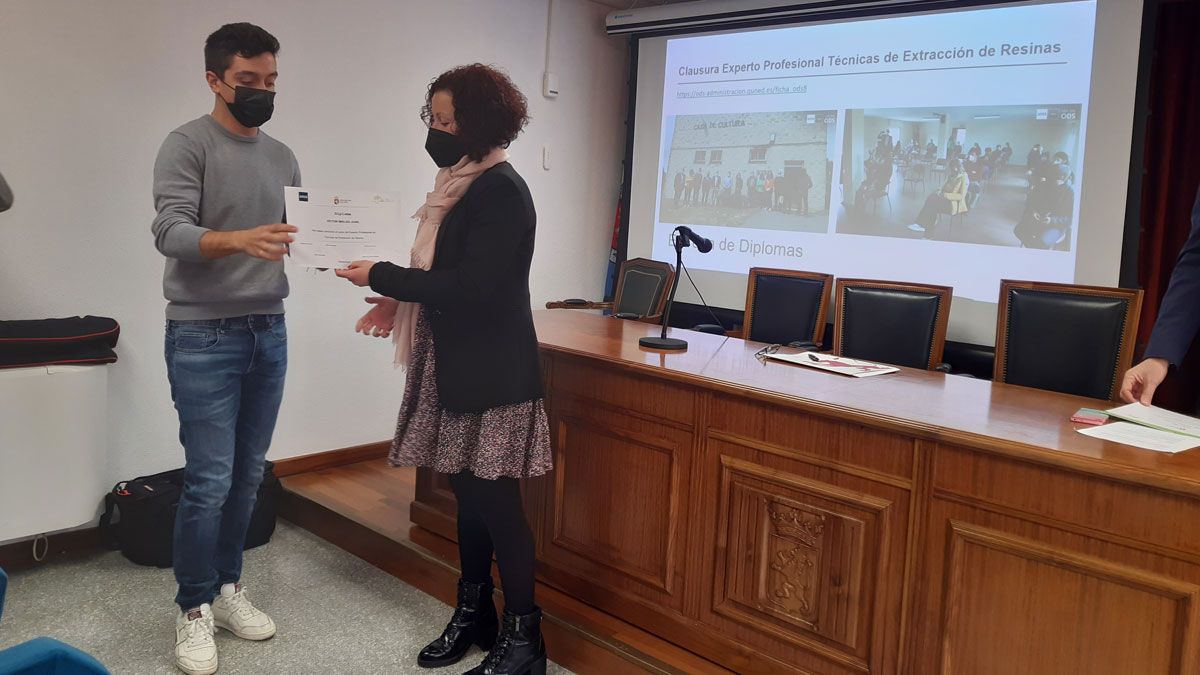 Los doce alumnos del último curso de Ayuda a mayores en domicilio escogiendo sus diplomas.|MAR IGLESIAS