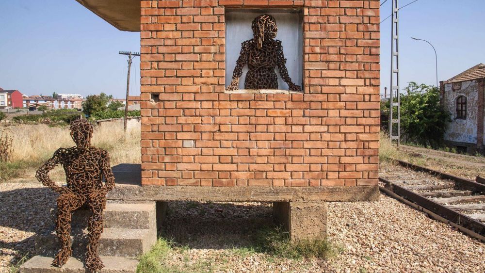 Vista de la mujer desde la ventana y del hombre sentado. | AMANDO CASADO