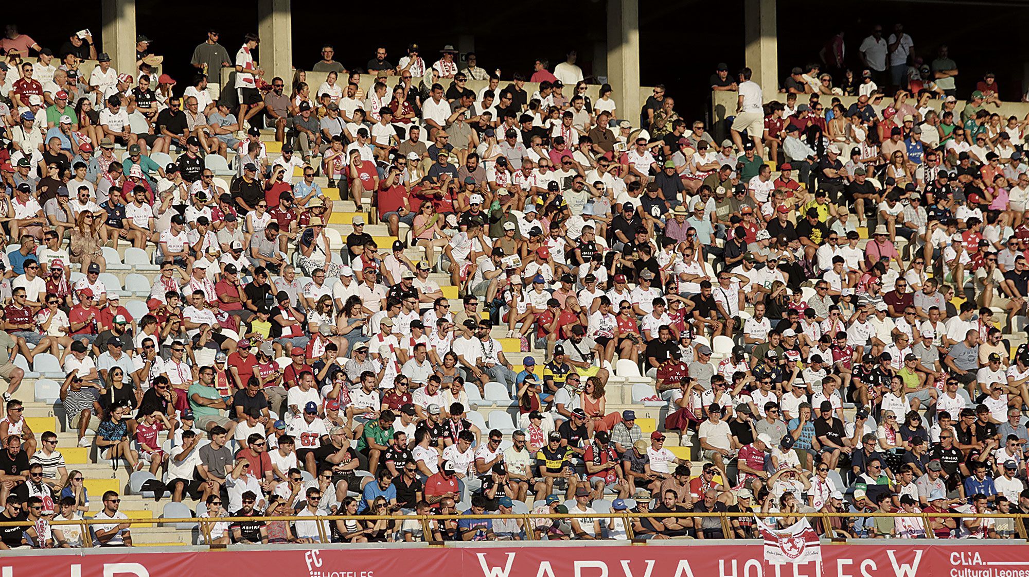 Imagen de la afición de la Cultural en el choque frente al Almería. | FERNANDO OTERO