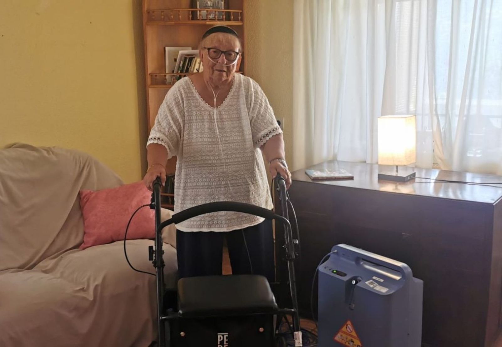 María Dolores Bayo, con oxígeno y andador, elige permanecer en su casa en La Baña pese a los incendios | Cedida por Dora Maestre a ICAL