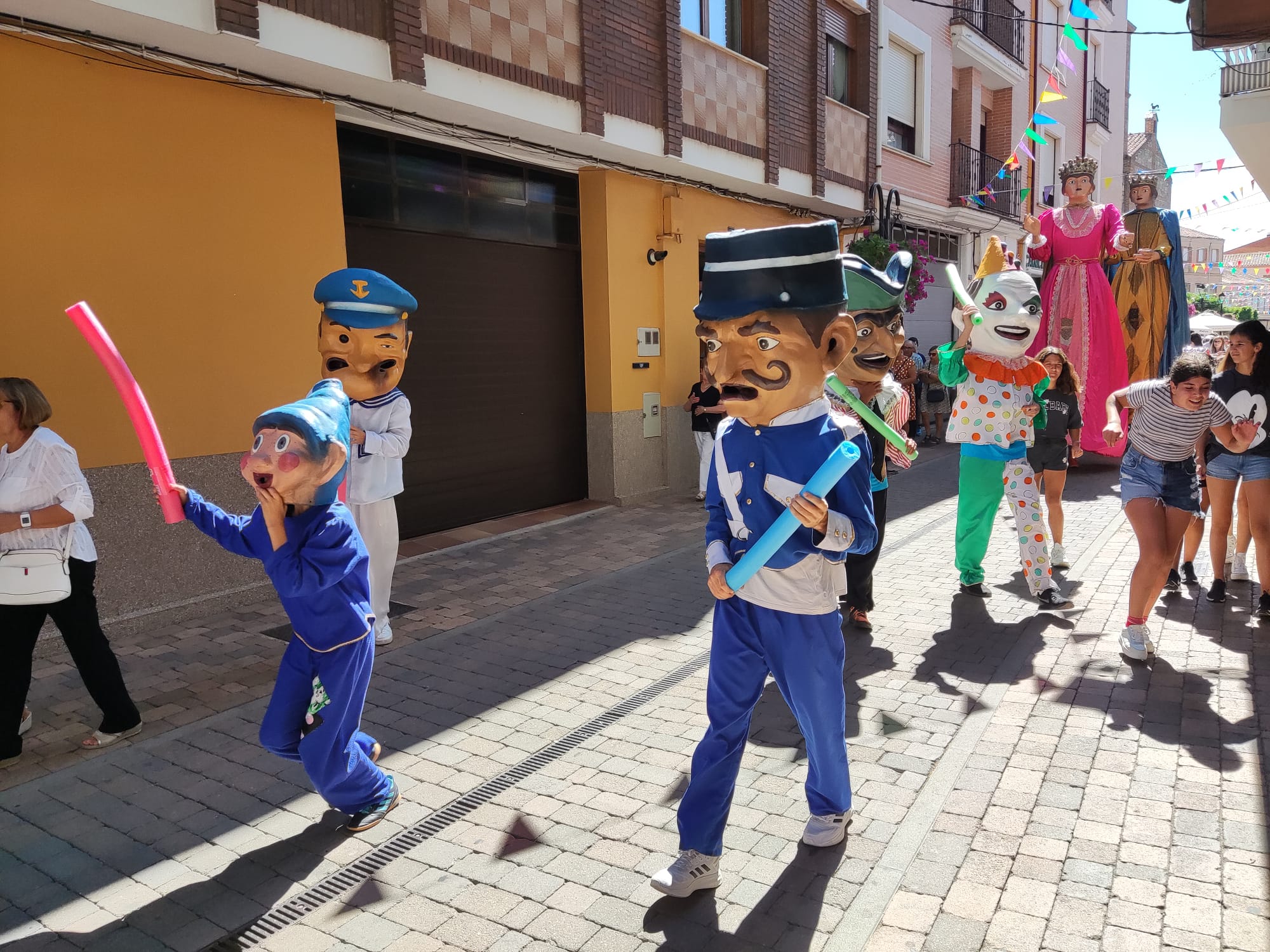 Gigantes y Cabezudos por las calles de Santa María del Páramo. | A. RODRÍGUEZ Gigantes y Cabezudos por las calles de Santa María del Páramo. | A. RODRÍGUEZ