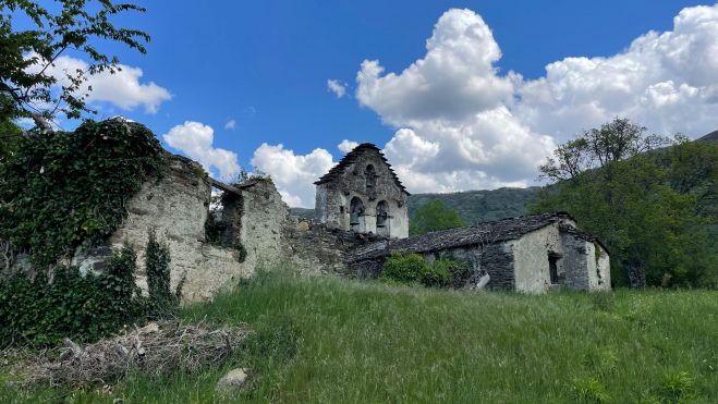 Vista exterior del conjunto. A la izquierda, los muros que servirían para levantar el albergue, a la derecha el conjunto de la iglesia. OLGA ORALLO Vista exterior del conjunto. A la izquierda, los muros que servirían para levantar el albergue, a la derecha el conjunto de la iglesia. OLGA ORALLO