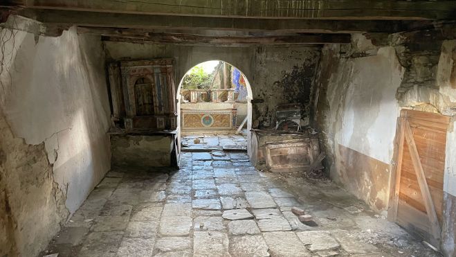 Nave interior de la iglesia en ruinas Nave interior de la iglesia en ruinas