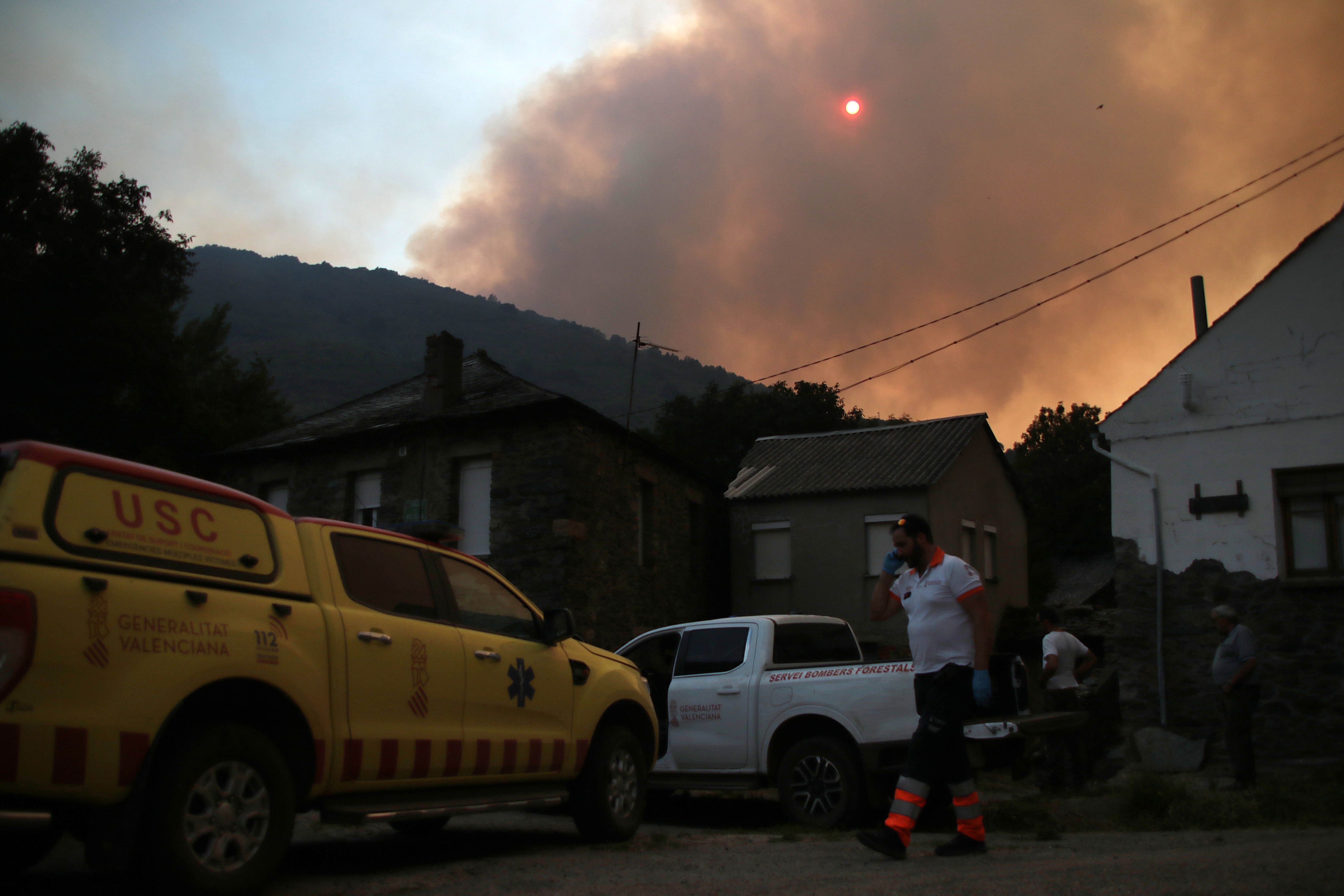Incendio en Fasgar, con bomberos voluntarios de la Generalitat Valenciana. | PEIO GARCÍA (ICAL)