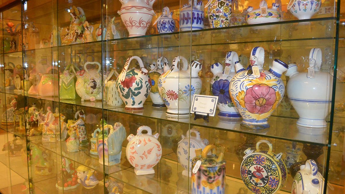 La colección está formada por más de 2.000 botijos, algunos de ellos de gran valor. | T. G.