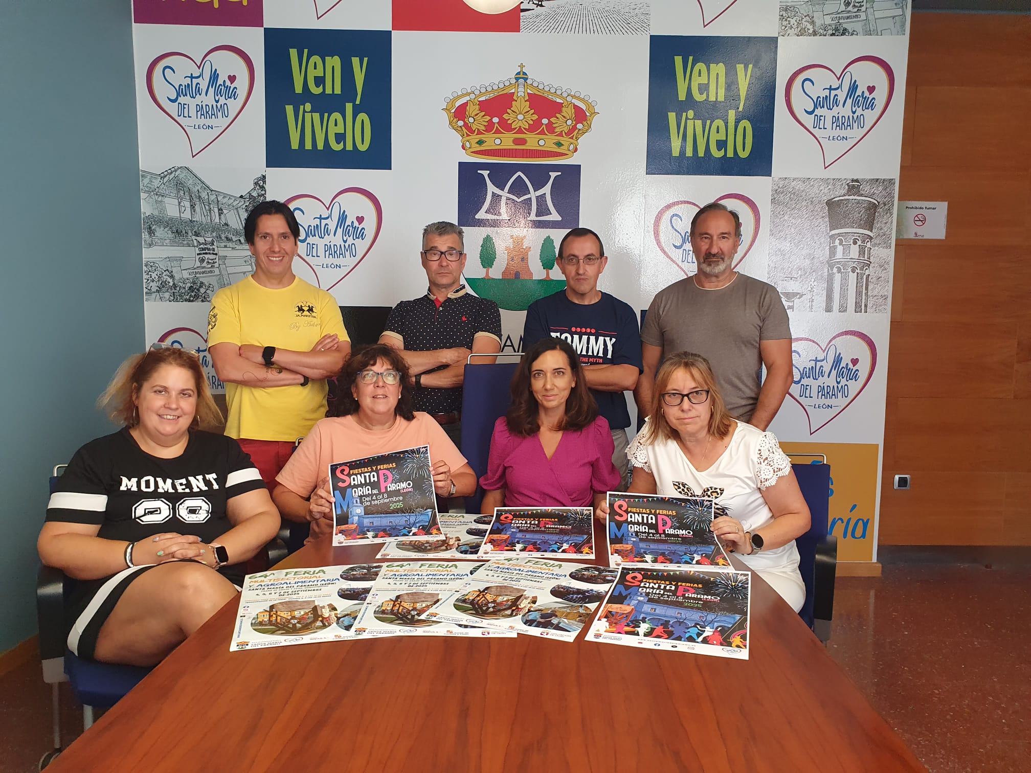 El equipo de gobierno del Ayuntamiento de Santa María del Páramo presentando la programación de las fiestas. |L.N.C. El equipo de gobierno del Ayuntamiento de Santa María del Páramo presentando la programación de las fiestas. |L.N.C.