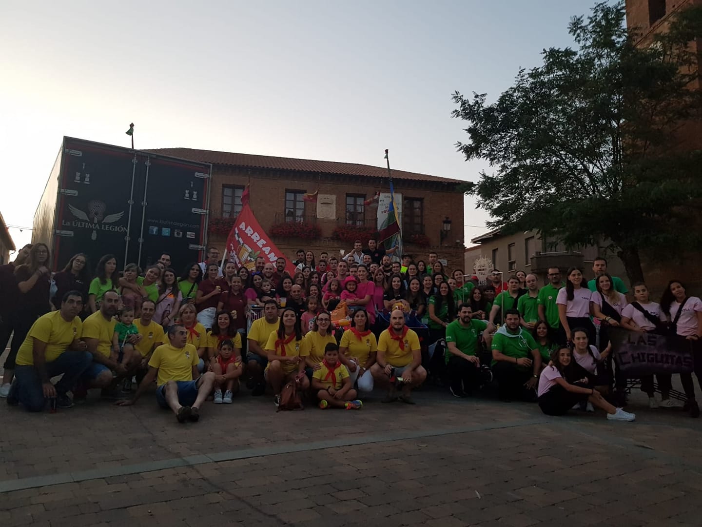 Foto de familia de las peñas de Gordoncillo durante una edición pasada de las fiestas de San Juan Degollado. | L.N.C.