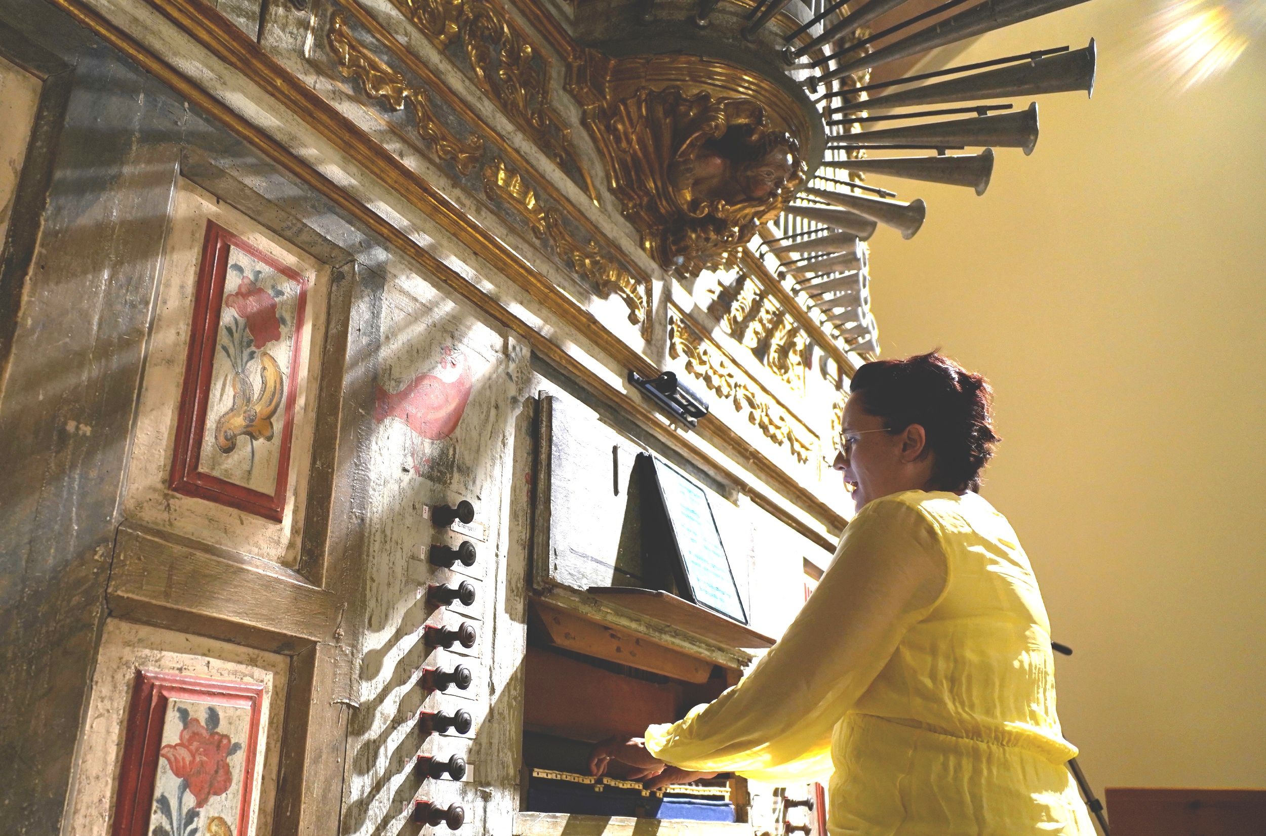 La mezzosoprano e instrumentista colombo española, Ana María Fonseca Núñez, en la inauguración del VII Curso Internacional de Órgano Ibérico de Santa Marina del Rey. |  L.N.C.