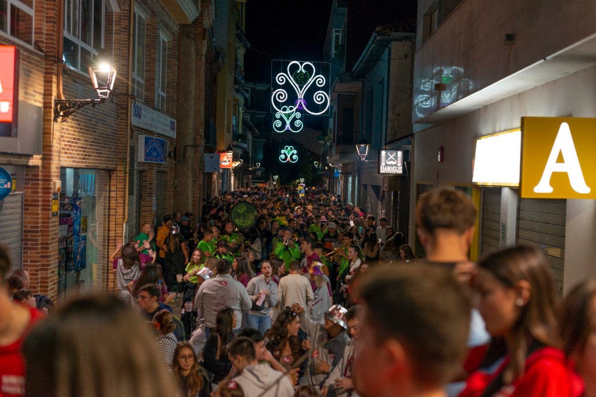 Ruta por los bares de las peñas con charanga durante unas fiestas de Valencia de Don Juan. | L.N.C.