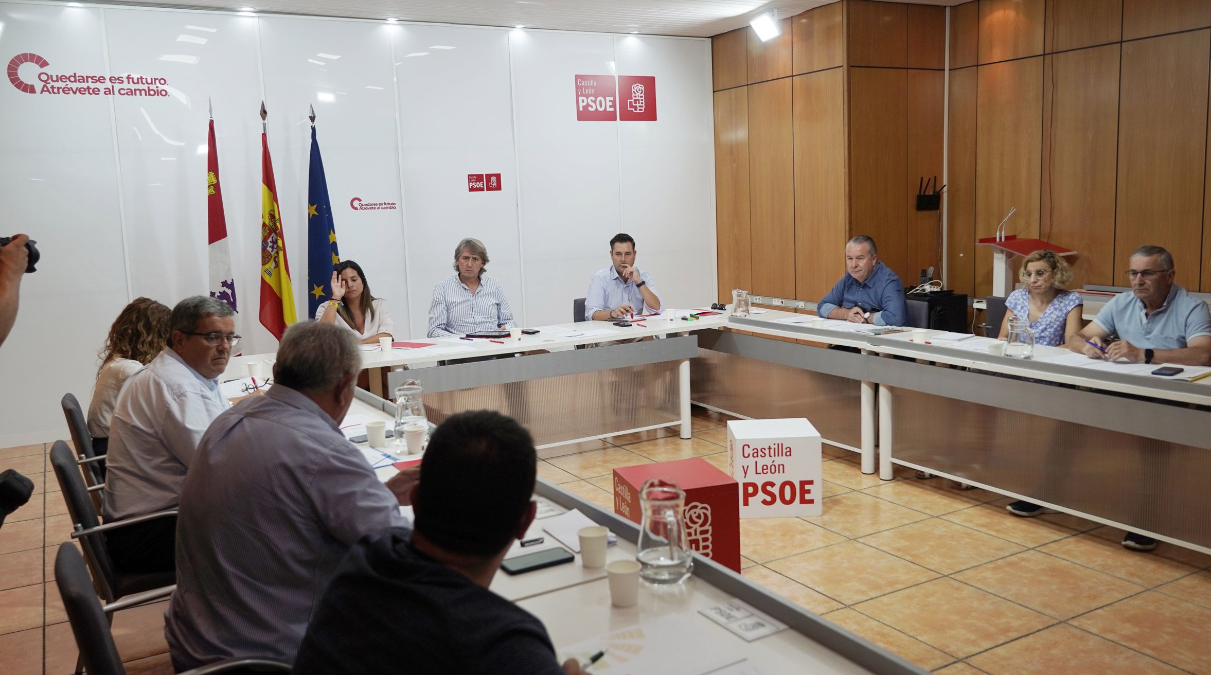 Reunión de Carlos Martínez y otros miembros socialistas con los representantes de las opas. | RUBÉN CACHO (ICAL)