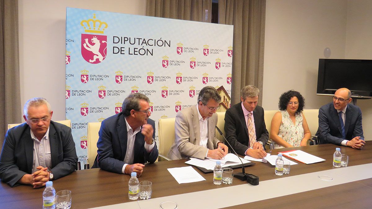 Momento de la firma del convenio entre la Diputación de León y Lúpulos de León SAT. | L.N.C.