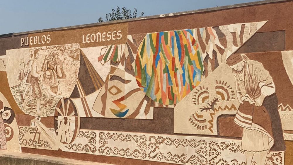 Un fragmento del mural realizado por el alumnado del curso de estuco serigrafiado con cal, localizado junto al nuevo pavimento de Mansilla. L.N.C.