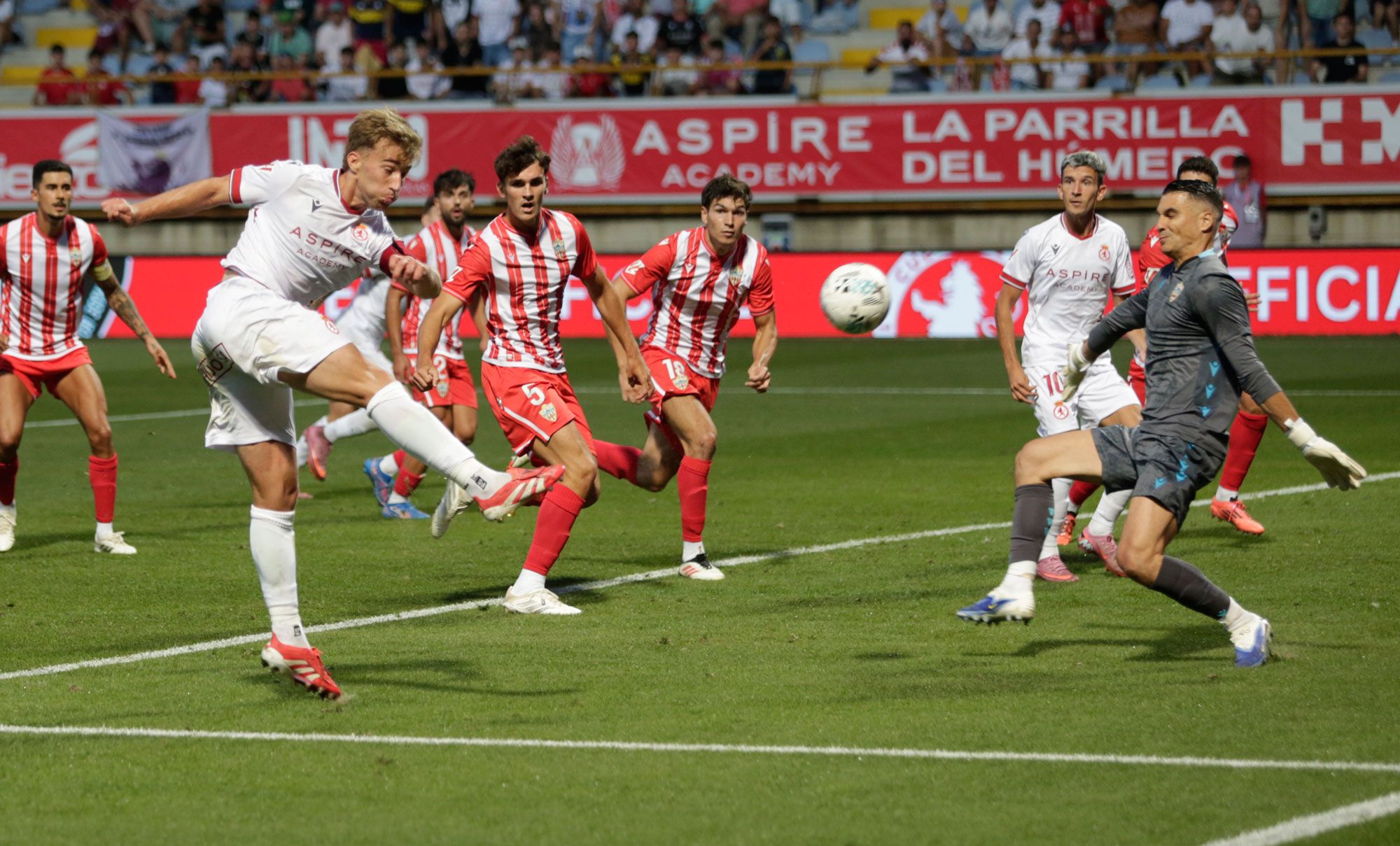 El capitán de la Cultural, Rodri, volea frente al Almería, al que se cruzaron los leoneses el año pasado en Copa. | FERNANDO OTERO El capitán de la Cultural, Rodri, volea frente al Almería, al que se cruzaron los leoneses el año pasado en Copa. | FERNANDO OTERO