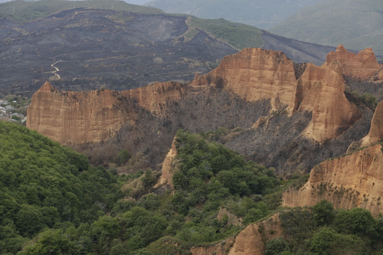 Vista de Las Médulas tras el incendio, desde el Mirador de Orellán, ahora arrasado. | FERNANDO OTERO