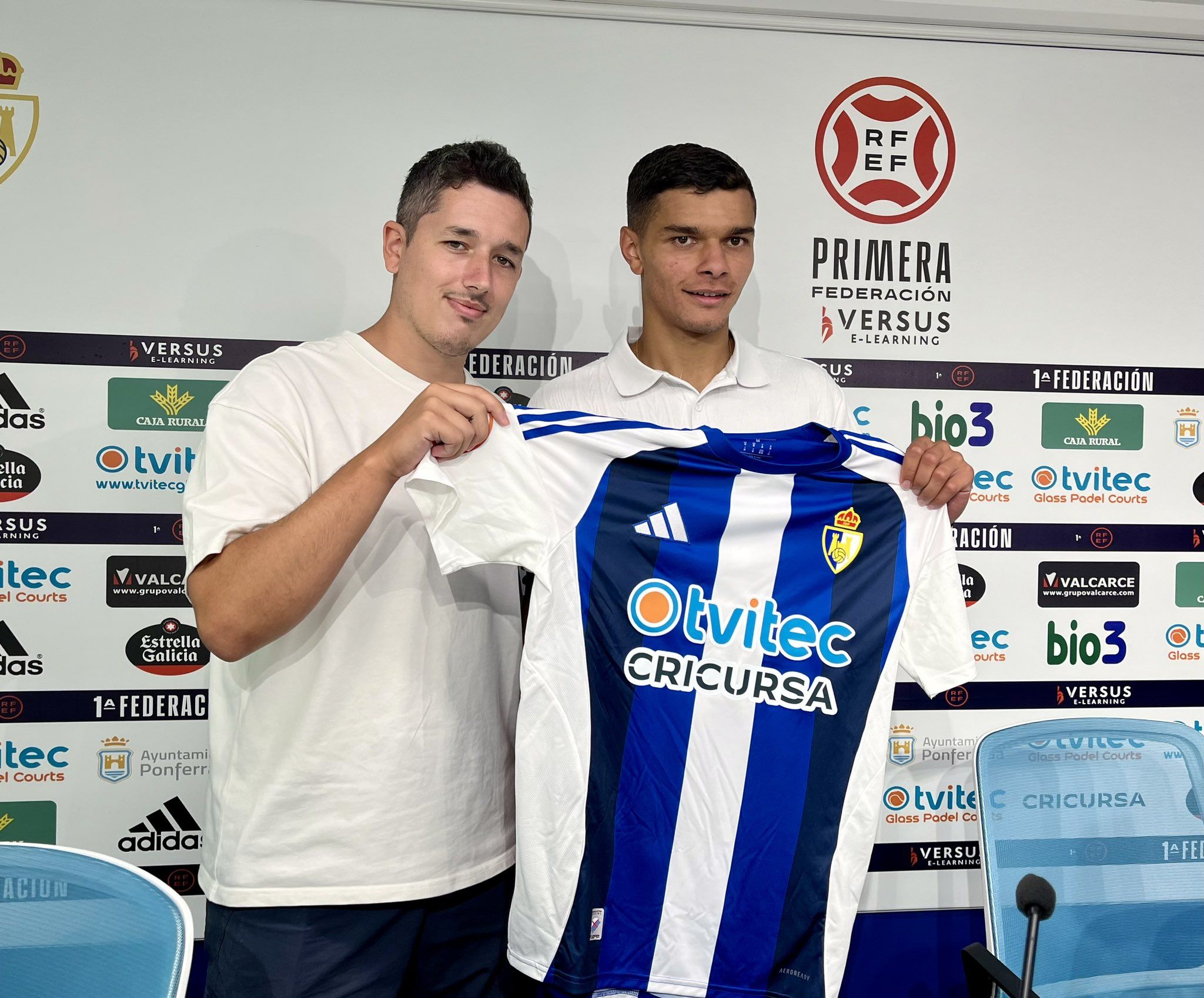 Boris, durante su presentación con la Ponferradina. | SDP