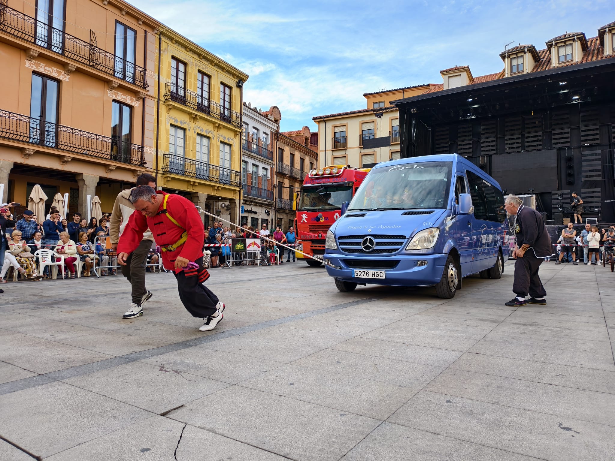 Bili Jiménez moviendo un autobús con 44 niños subidos dentro durante la exhibición. | ALEJANDRO RODRÍGUEZ Bili Jiménez moviendo un autobús con 44 niños subidos dentro durante la exhibición. | ALEJANDRO RODRÍGUEZ