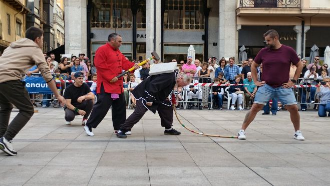 Bili rompiendo una piedra en la espalda a Luis con una lanza en el cuello- | A. RODRÍGUEZ Bili rompiendo una piedra en la espalda a Luis con una lanza en el cuello- | A. RODRÍGUEZ