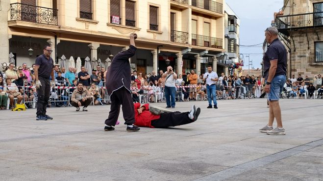 El padre rompiéndole a su hijo una piedra en el estómago. | A. RODRÍGUEZ El padre rompiéndole a su hijo una piedra en el estómago. | A. RODRÍGUEZ