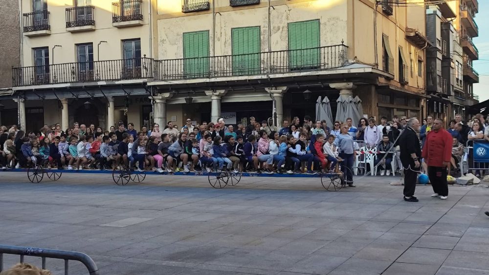 Numerosos niños subido en una especie de trenecito que Luis movió con su coleta. | A. RODRÍGUEZ Numerosos niños subido en una especie de trenecito que Luis movió con su coleta. | A. RODRÍGUEZ