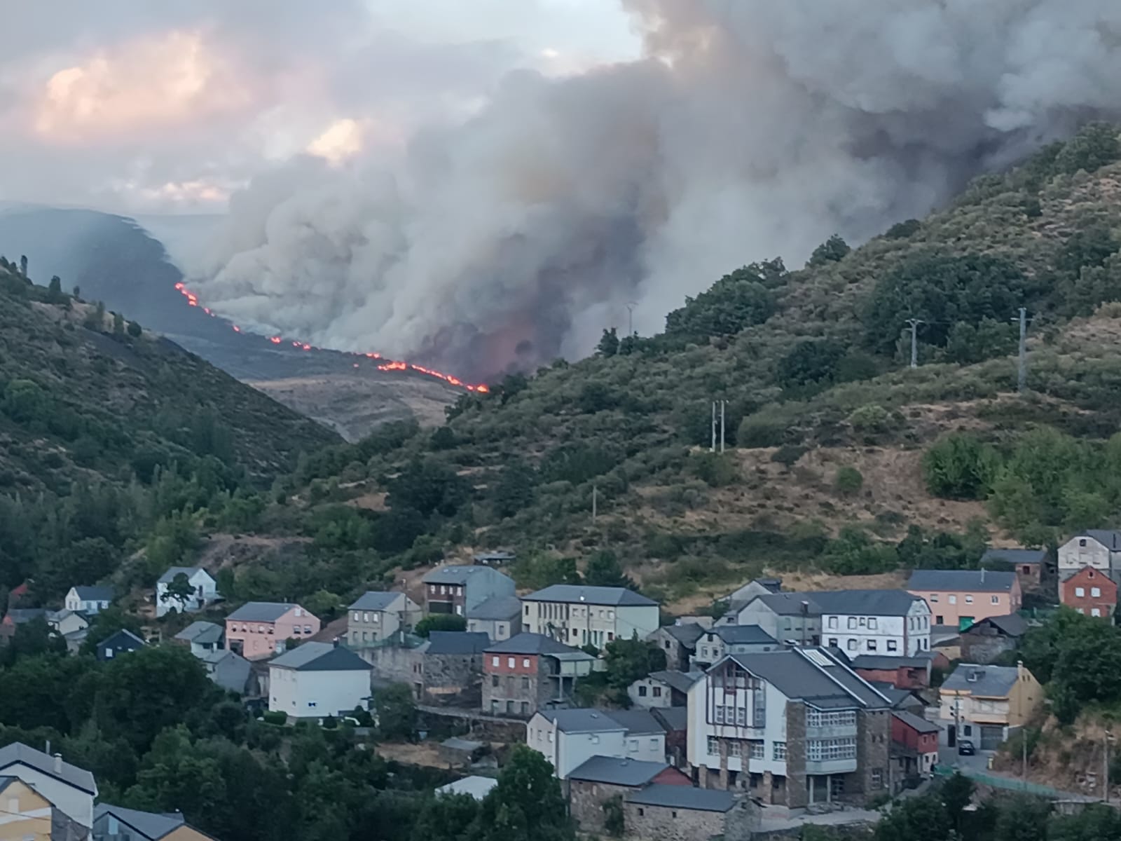 Impactante imagen del incendio amenazando Tremor de Arriba este miércoles al atardecer. | BRIF DE TABUYO