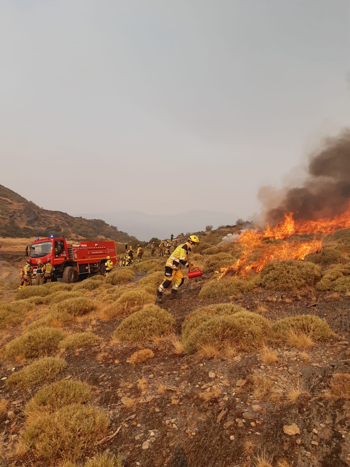 Refuerzos de otras comunidades ayudan a apagar los incendios en León. | ICAL