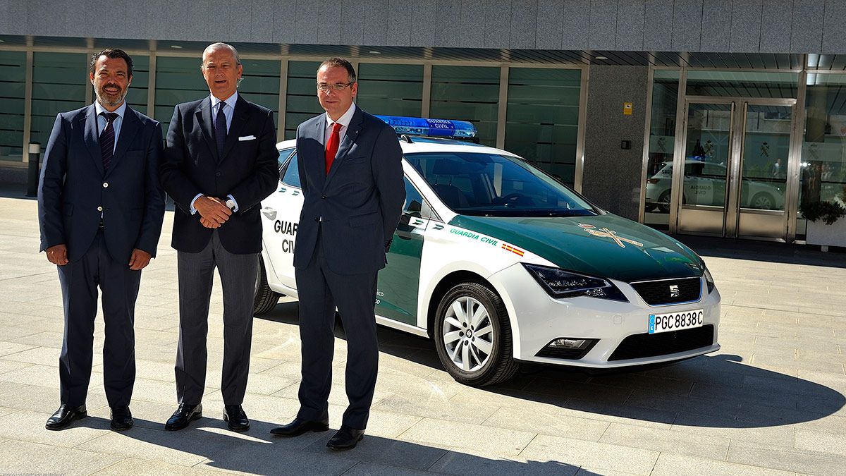 Acto de entrega del vehículo a la Guardia Civil. | L.N.C.