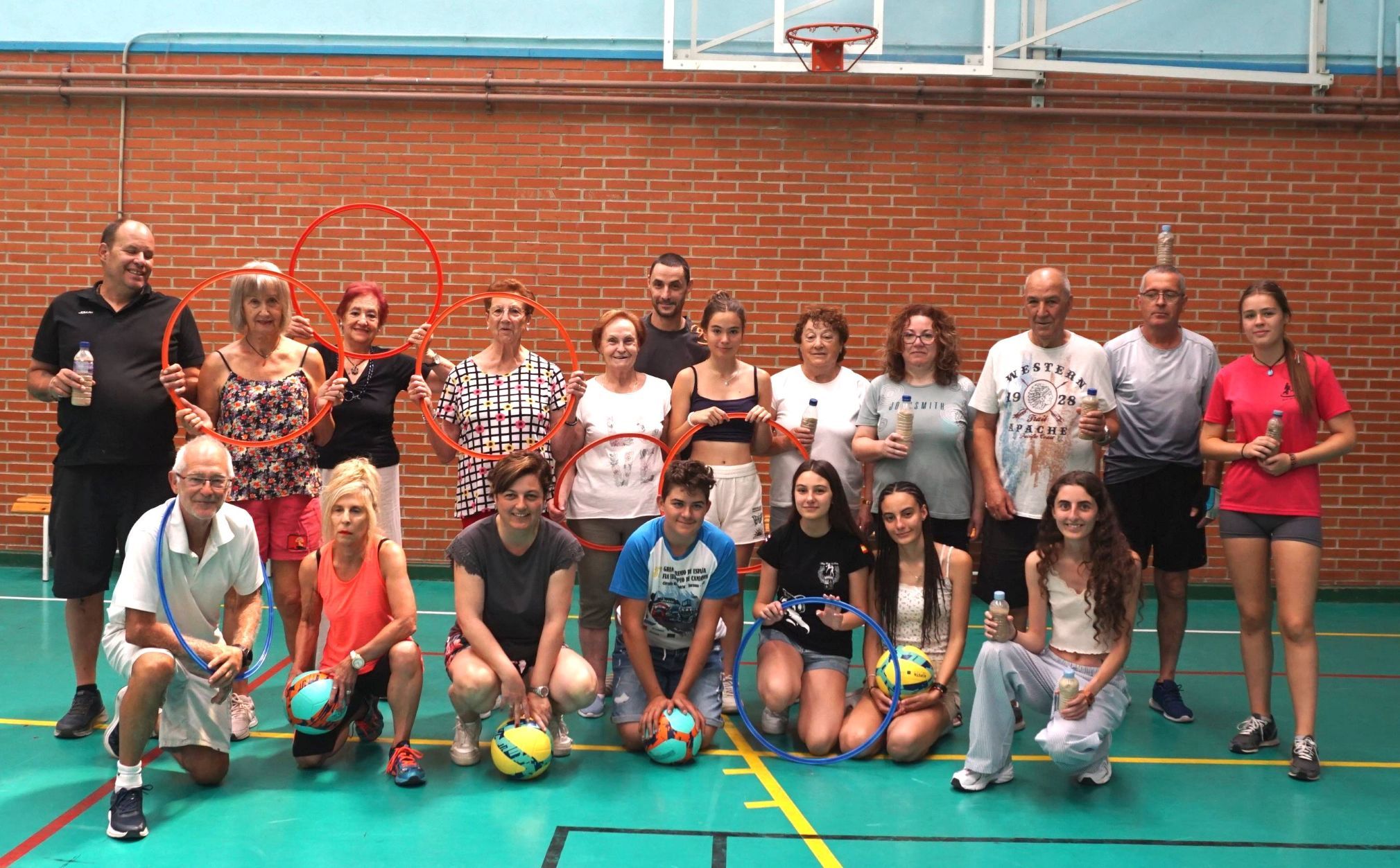 Paula Lombras con algunos de los participantes en las actividades desarrollada en La Pola.