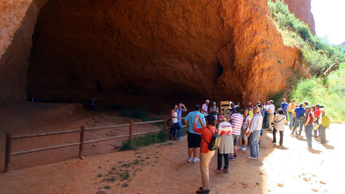 Visita a la Cuevona en una imagen de archivo.| CÉSAR FERNÁNDEZ (ICAL)