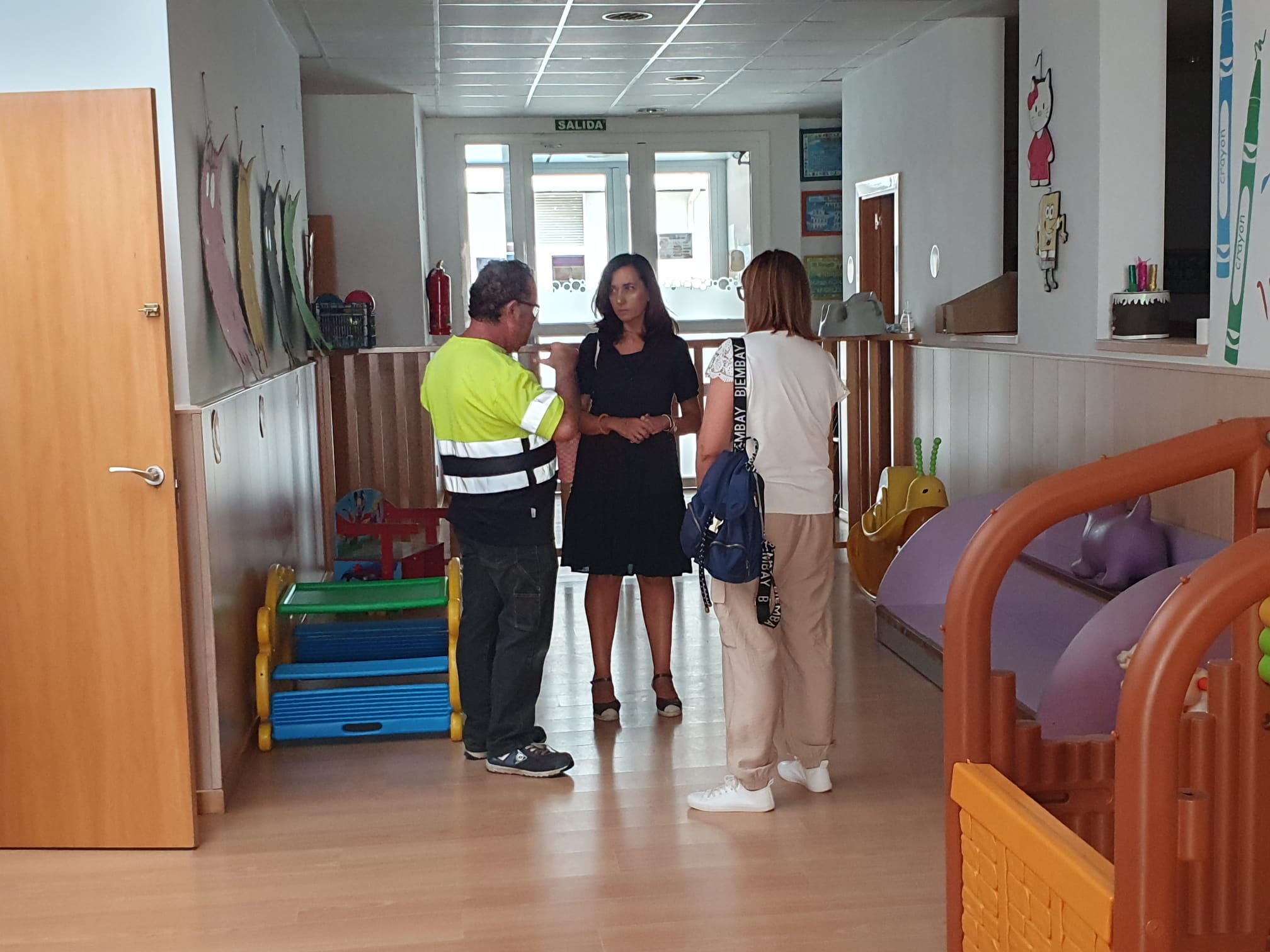 La alcaldesa, Alicia Gallego, visitando las mejoras realizadas en el centro de Educación Infantil 'El Parque'. | L.N.C.