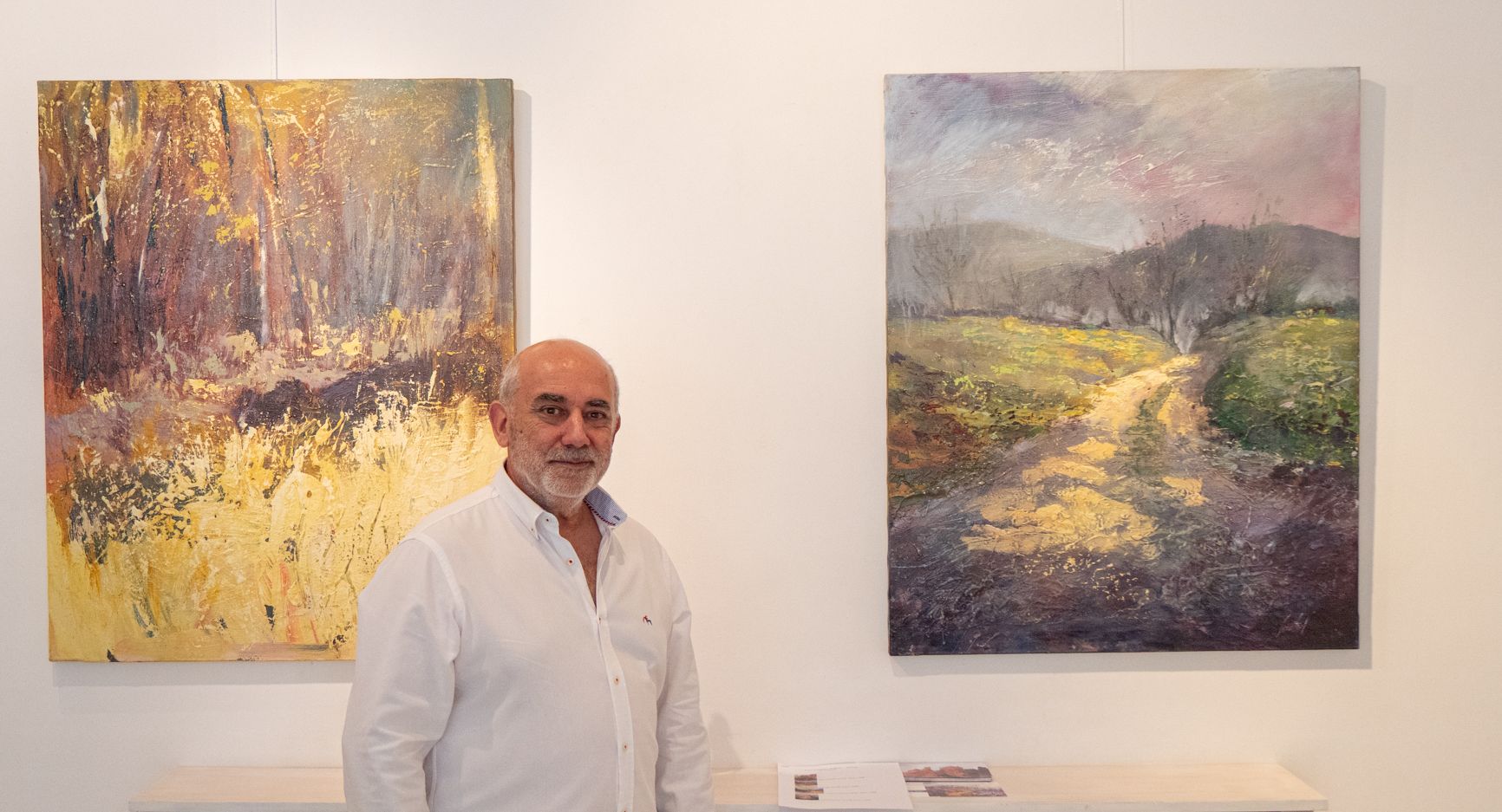 El artista José Semitiel ante dos de las obras expuestas en la muestra ‘Toscana’ presente en Alemi. | VICENTE GARCÍA