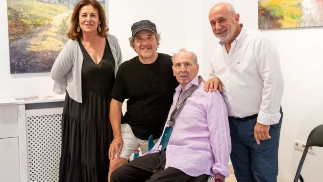 La galerita, el escultor Javier Robles, Jero Muñoz y el artista. VICENTE GARCÍA