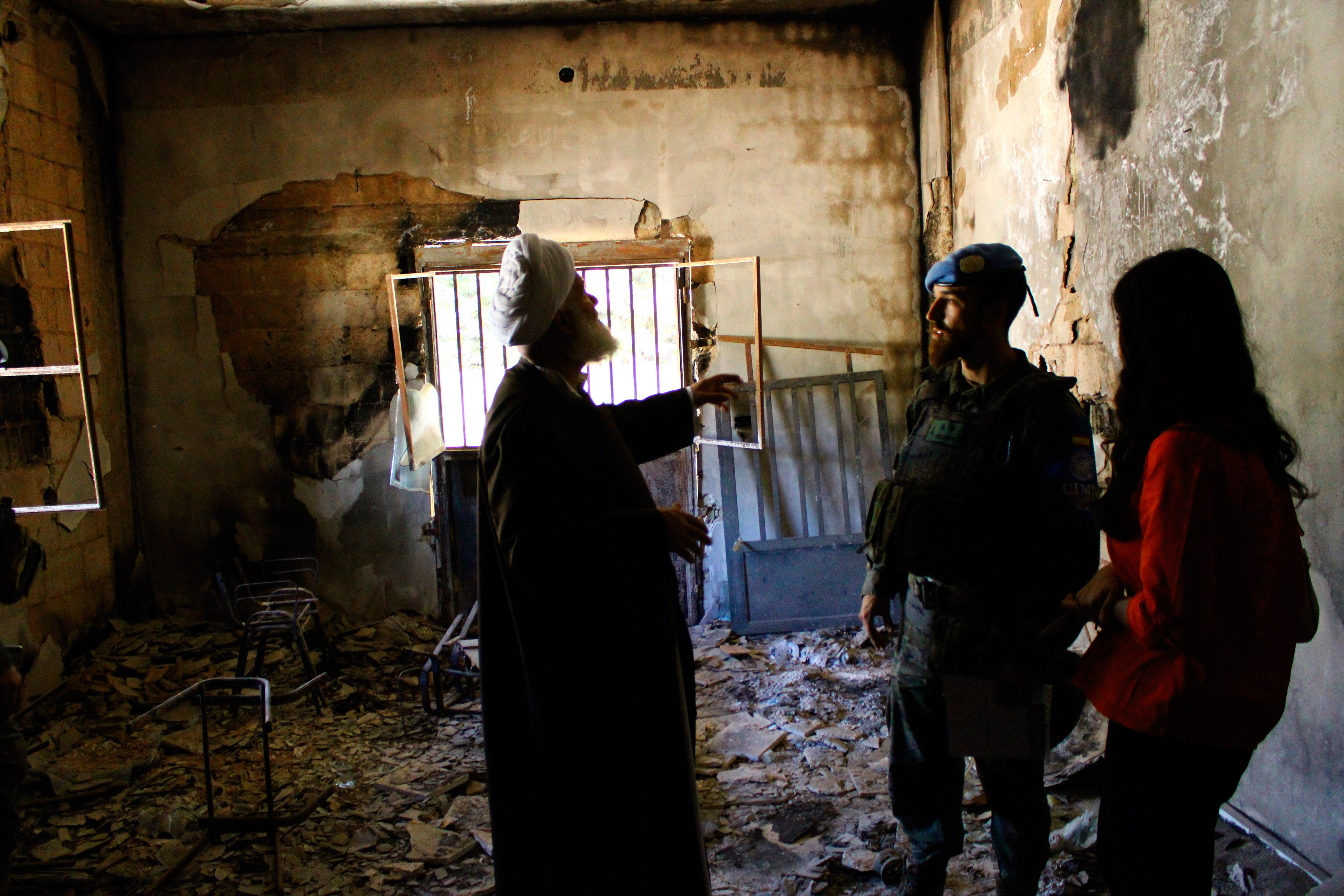 El teniente leonés Saúl García Gutiérrez con el Mufti Chiita Hussein Bandar, en las ruinas de un edificio bombardeado por Israel. | REPORTAJE GRÁFICO CEDIDO POR EL JEMAD