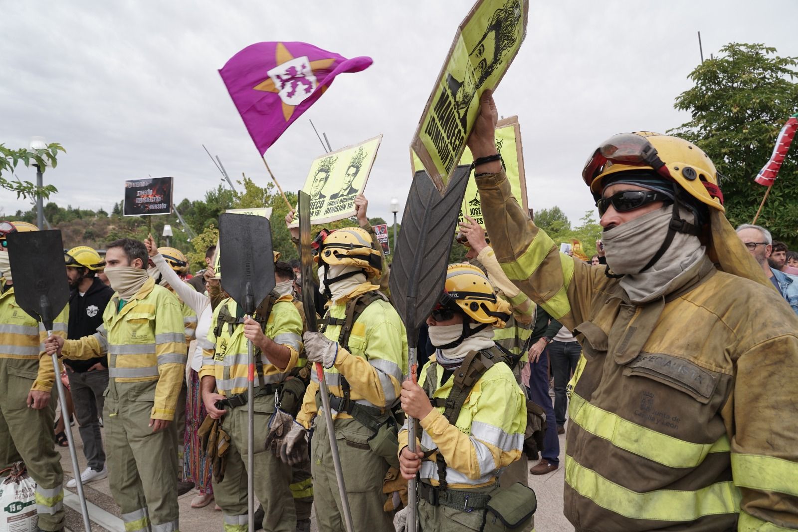 Concentración ante las Cortes por la gestión de los incendios de la Junta (13) Concentración ante las Cortes por la gestión de los incendios de la Junta (13)