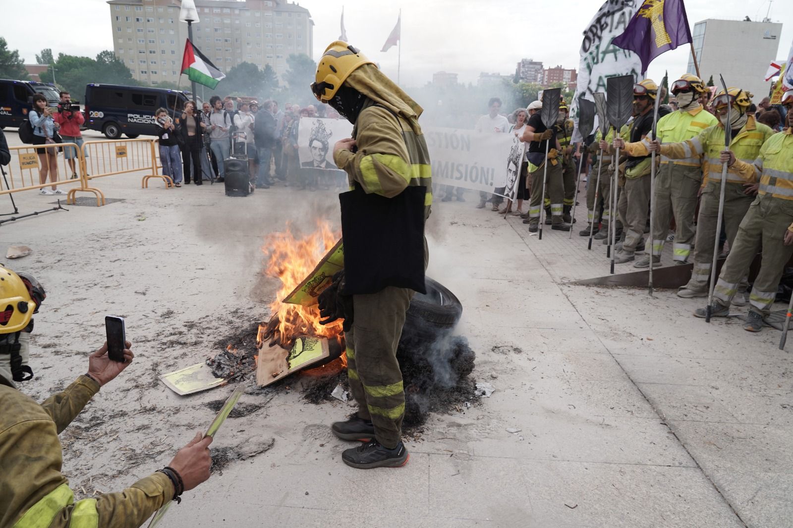 Concentración ante las Cortes por la gestión de los incendios de la Junta (17) Concentración ante las Cortes por la gestión de los incendios de la Junta (17)