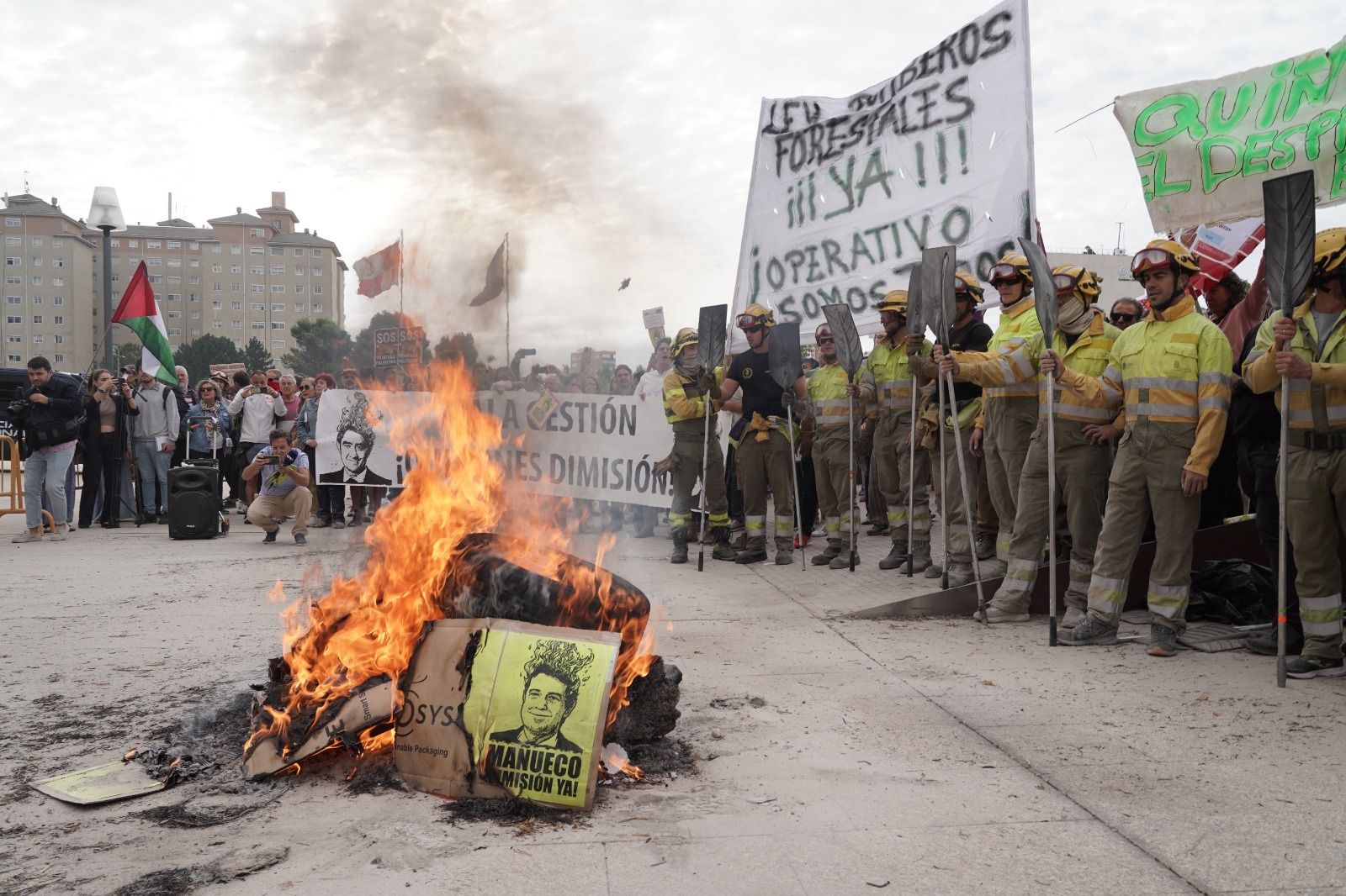 Concentración ante las Cortes por la gestión de los incendios de la Junta (18) Concentración ante las Cortes por la gestión de los incendios de la Junta (18)