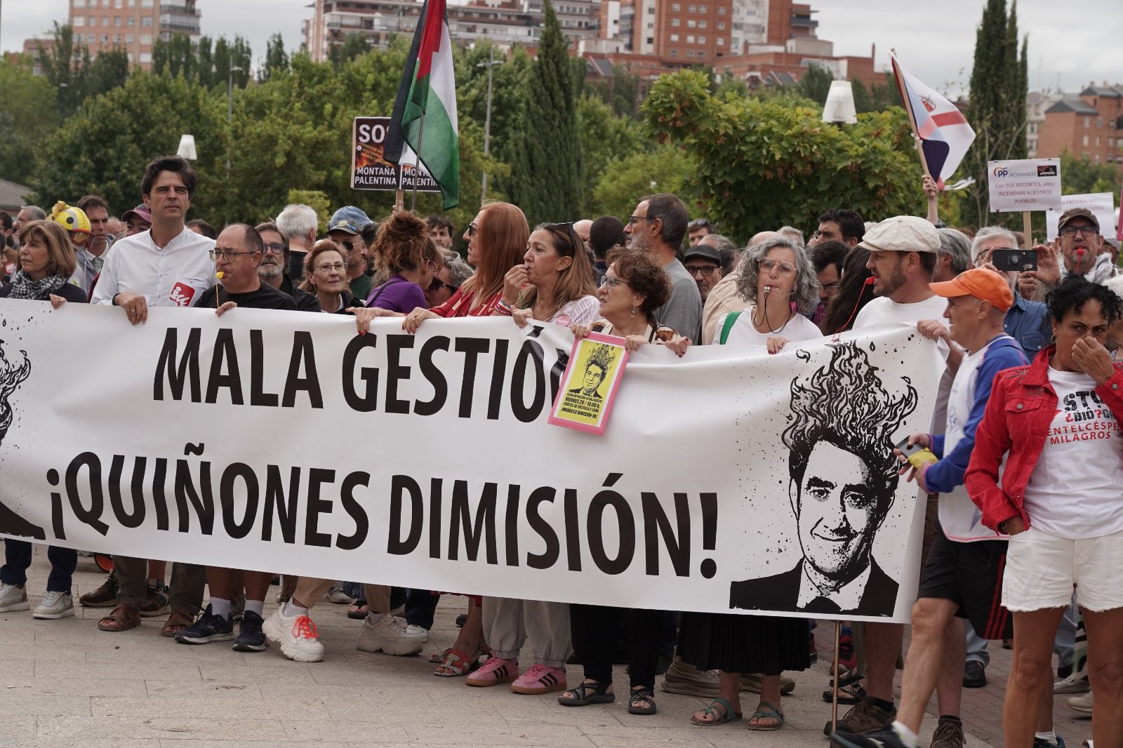 Concentración ante las Cortes por la gestión de los incendios de la Junta (21) Concentración ante las Cortes por la gestión de los incendios de la Junta (21)