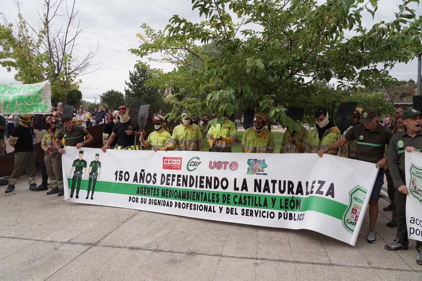 Concentración ante las Cortes por la gestión de los incendios de la Junta (4) Concentración ante las Cortes por la gestión de los incendios de la Junta (4)