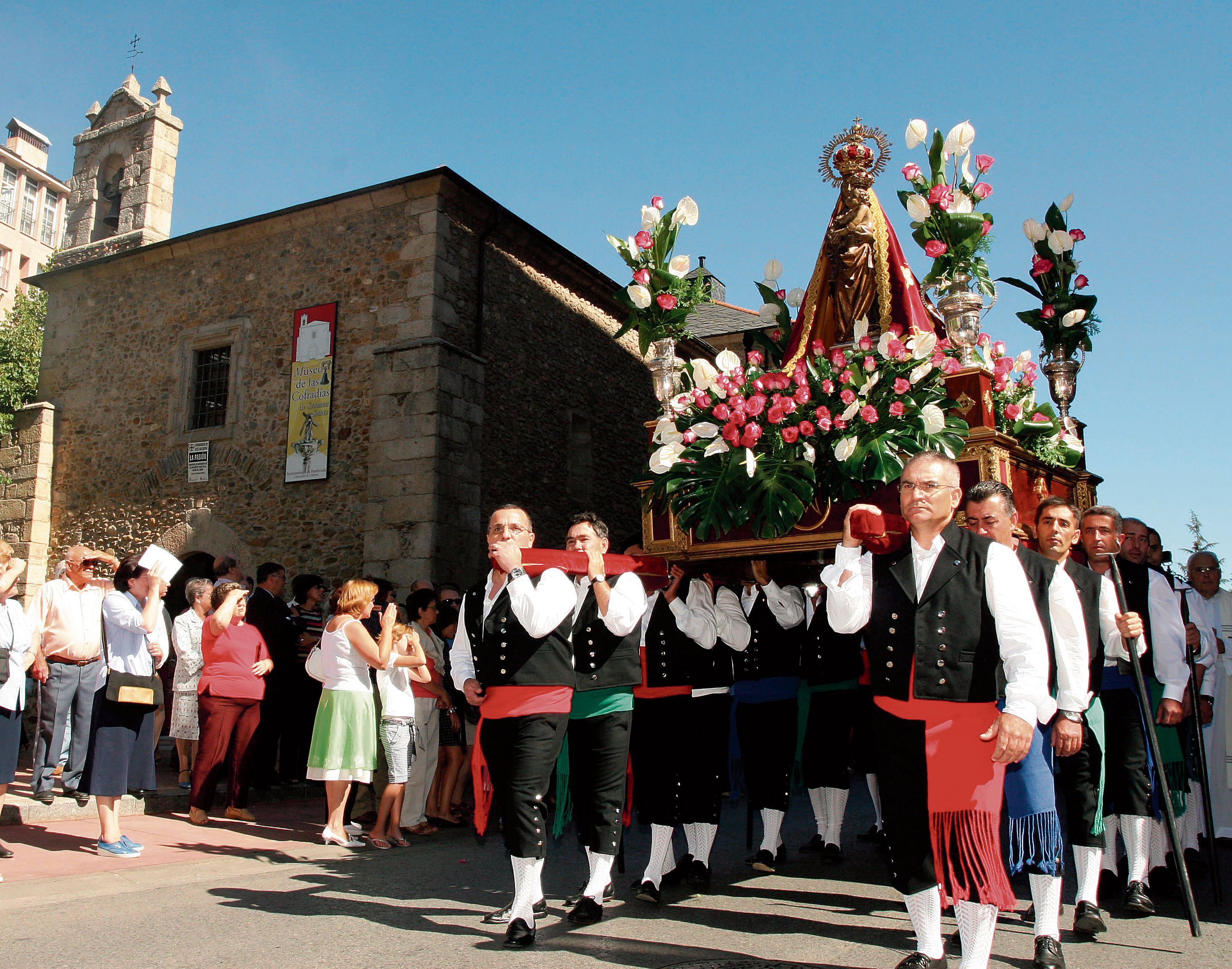 Procesión de la patrona durante una de las celebraciones realizadas en Ponferrada. | ICAL