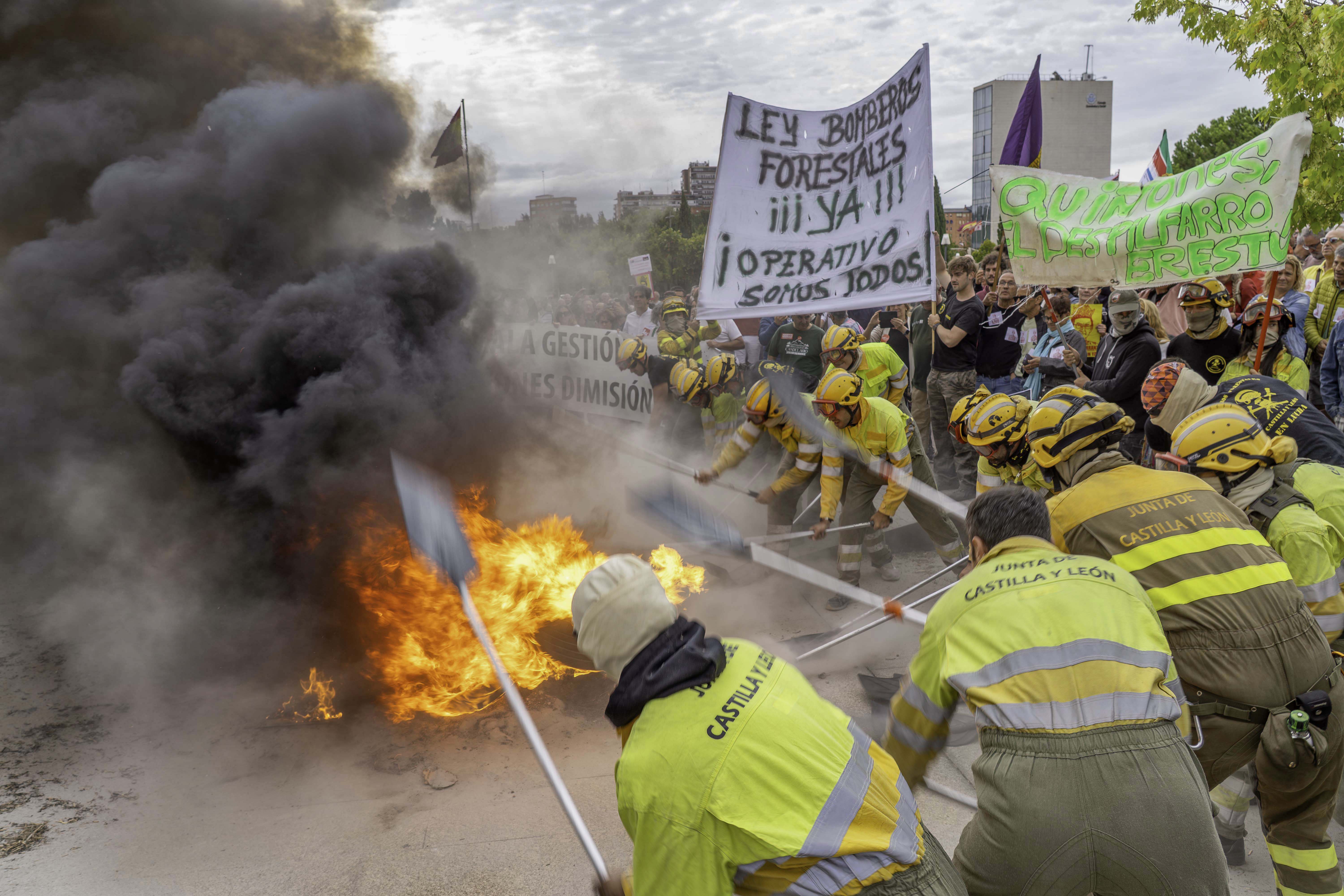 Bomberos forestales prenden fuego ante las Cortes y piden la dimisión de Quiñones y Mañueco. | ICAL