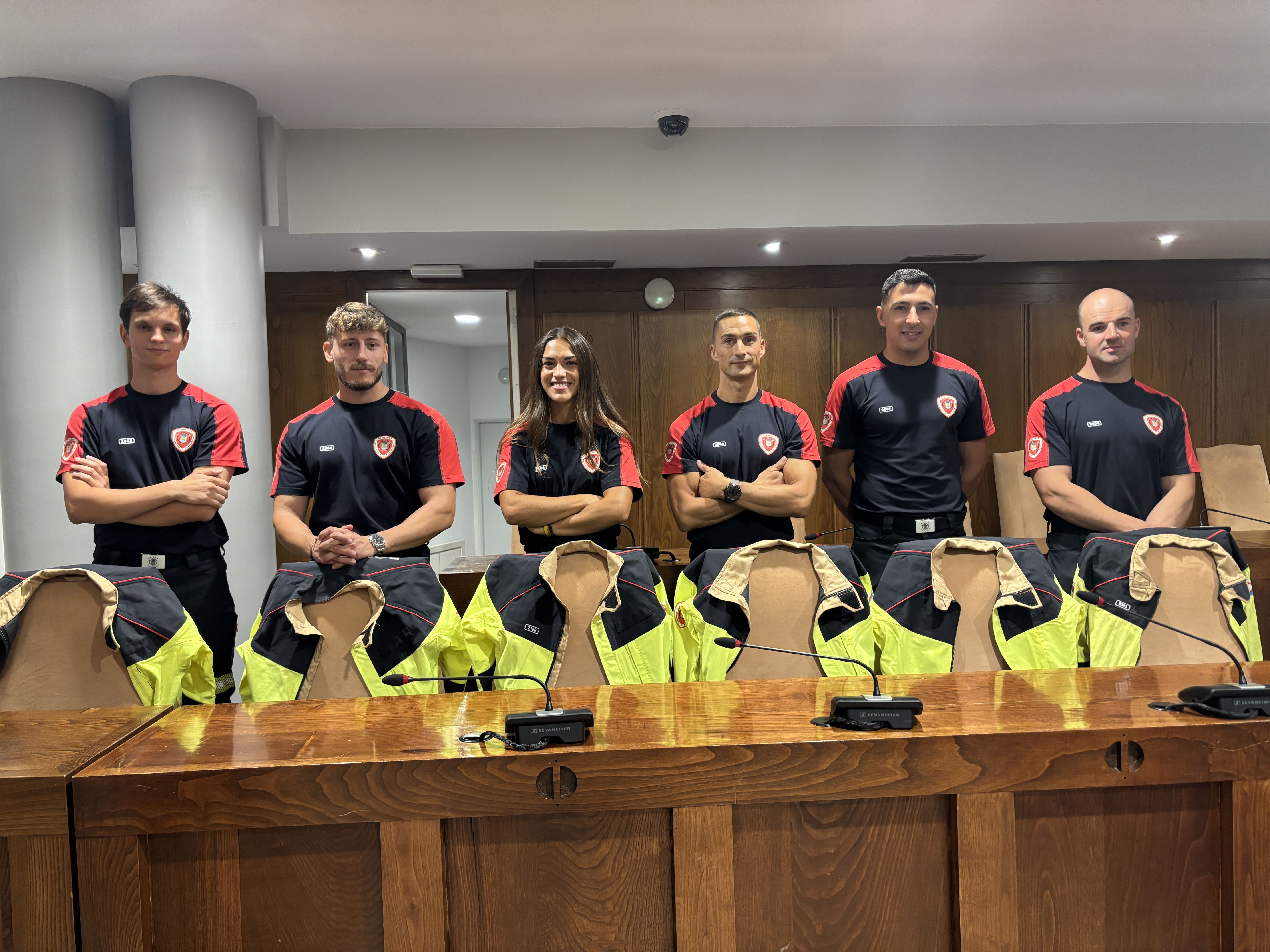 Seis de los nuevos bomberos del cuerpo ponferradino. | JAVIER FERNÁNDEZ Seis de los nuevos bomberos del cuerpo ponferradino. | JAVIER FERNÁNDEZ