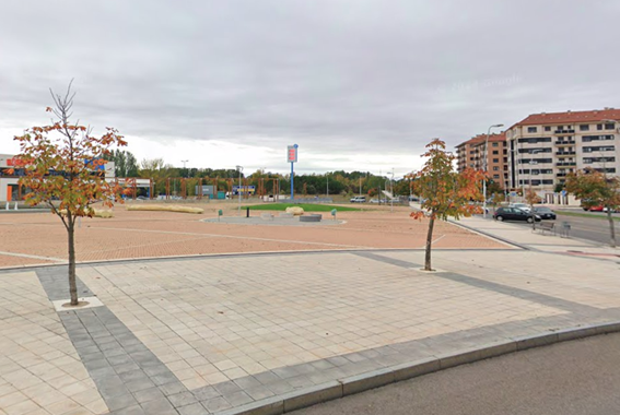 El nuevo parque infantil estará ubicado junto a la plaza de la Unión Europea, en el barrio de La Lastra. | G. MAPS