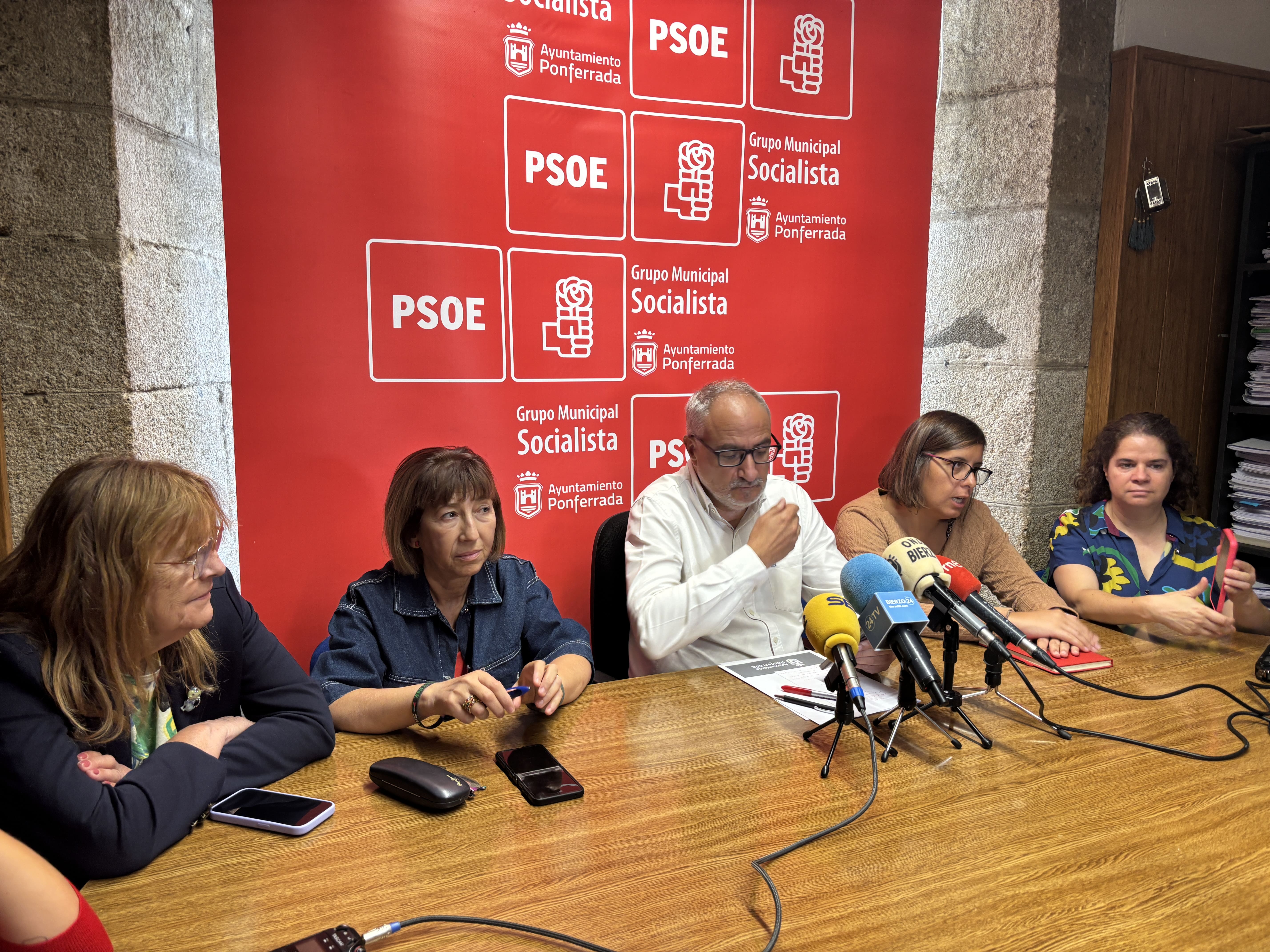 Equipo del PSOE de Ponferrada en rueda de prensa. | JAVIER FERNÁNDEZ