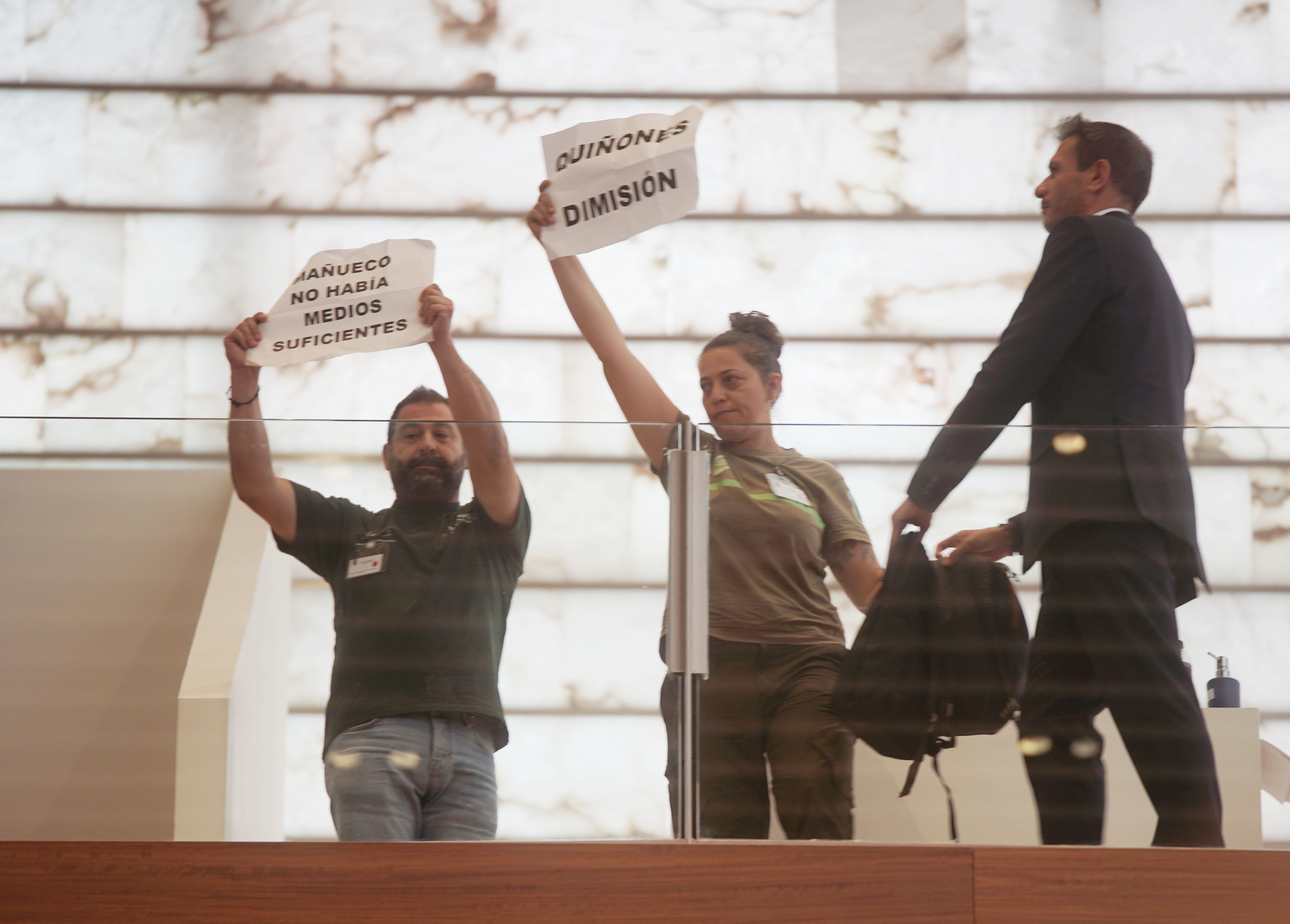 El presidente de las Cortes ordenó el desalojo de la tribuna del Parlamento autonómico a tres personas que mostraron un cartel que reclamaba la dimisión del consejero. | ICAL