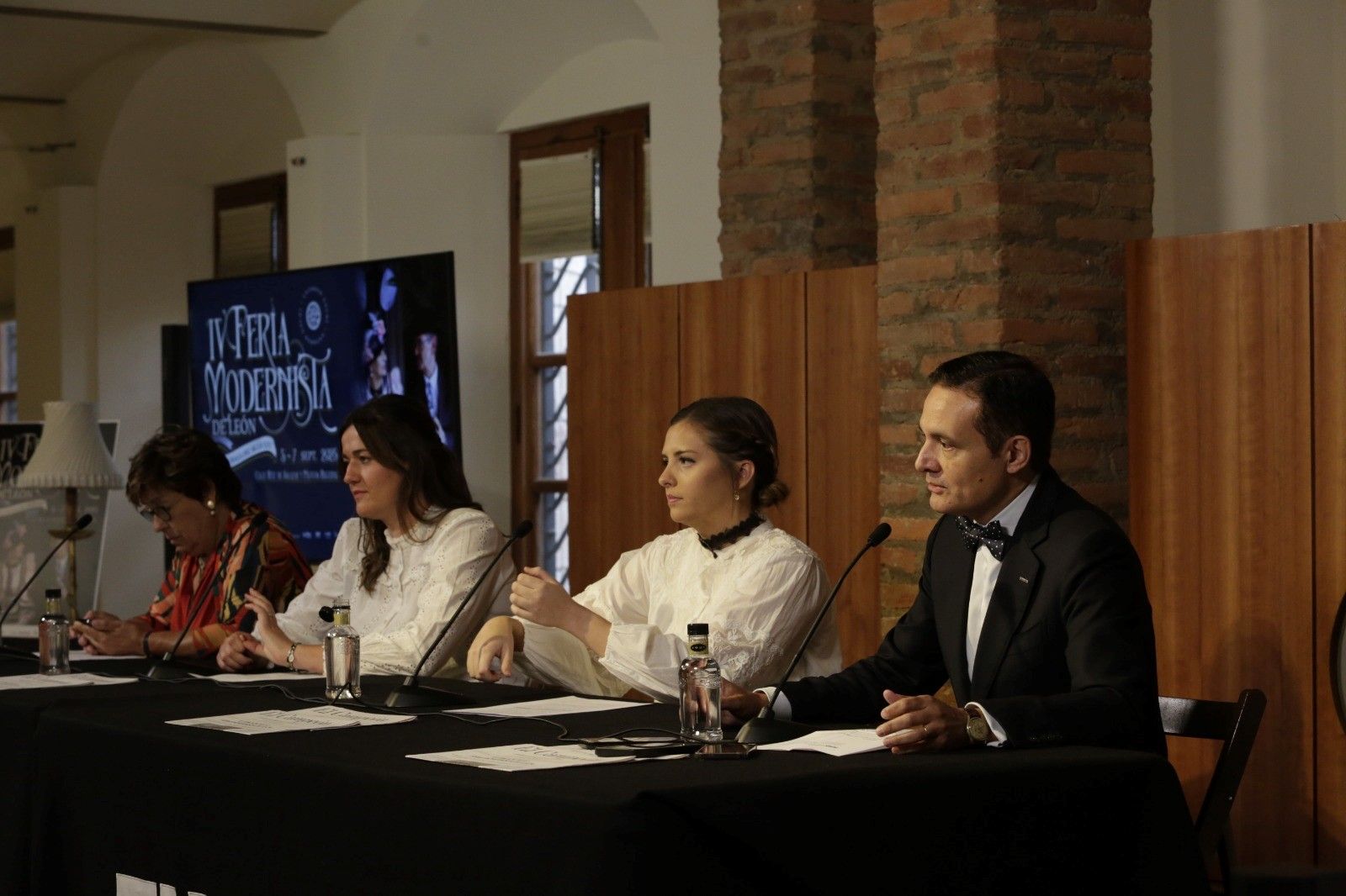 Elena Aguado, Andrea Martínez, Marta Sabugo y Raúl Fernández Sobrino en la presentación de la IV Feria Modernista de León. | FERNANDO OTERO