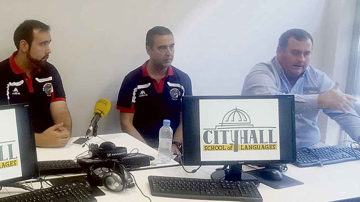 Jareño, junto alantiguo técnico Adrián y el presidente Miguel, durante su presentación con Agustinos. | L.N.C.