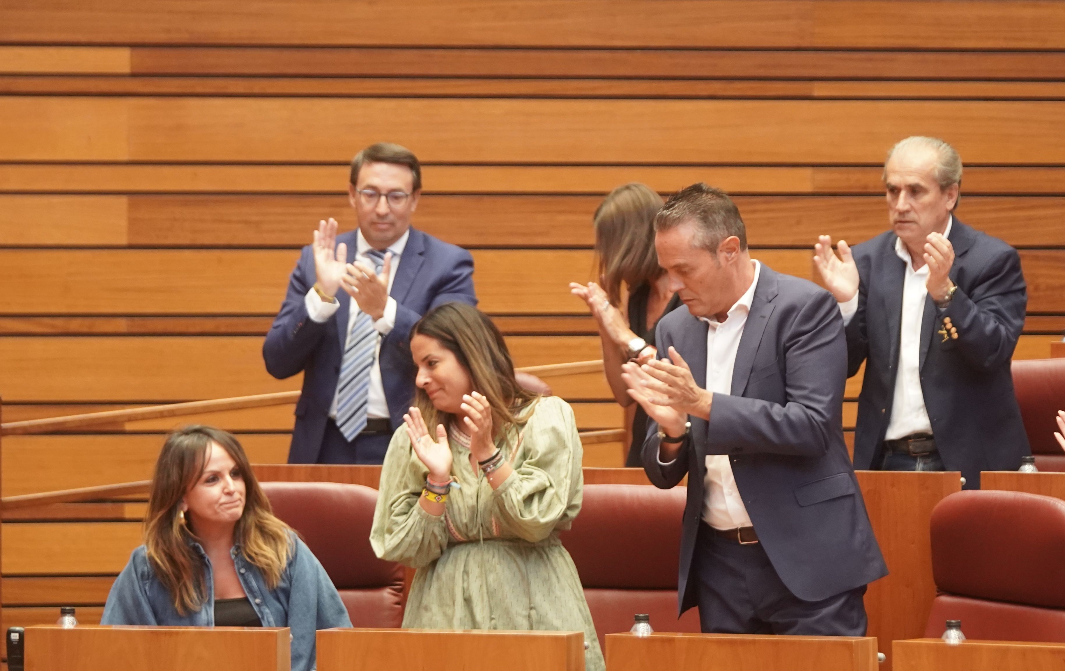 Los socialistas, entre ellos la leonesa Nuria Rubio, aplauden tras la intervención de su portavoz en las Cortes. | ICAL