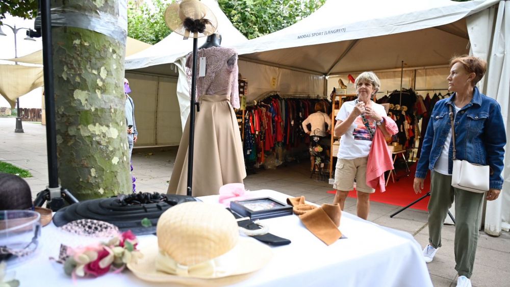Dos mujeres observando uno de los expositores de la muestra. | SAÚL ARÉN Dos mujeres observando uno de los expositores de la muestra. | SAÚL ARÉN