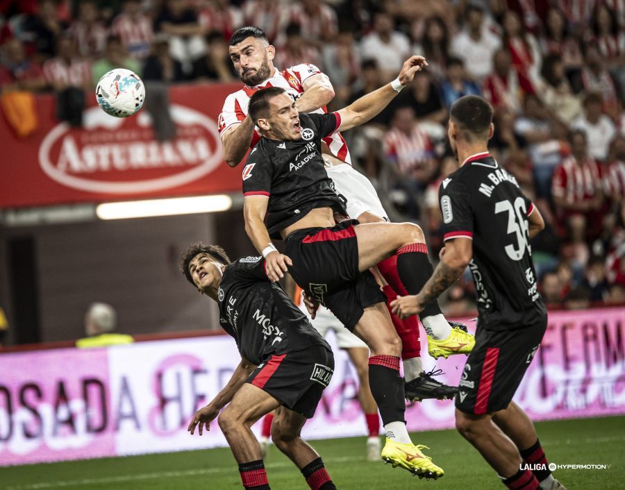 El atacante del Sporting remata entre Larios, Paraschiv y Barzic. | LALIGA