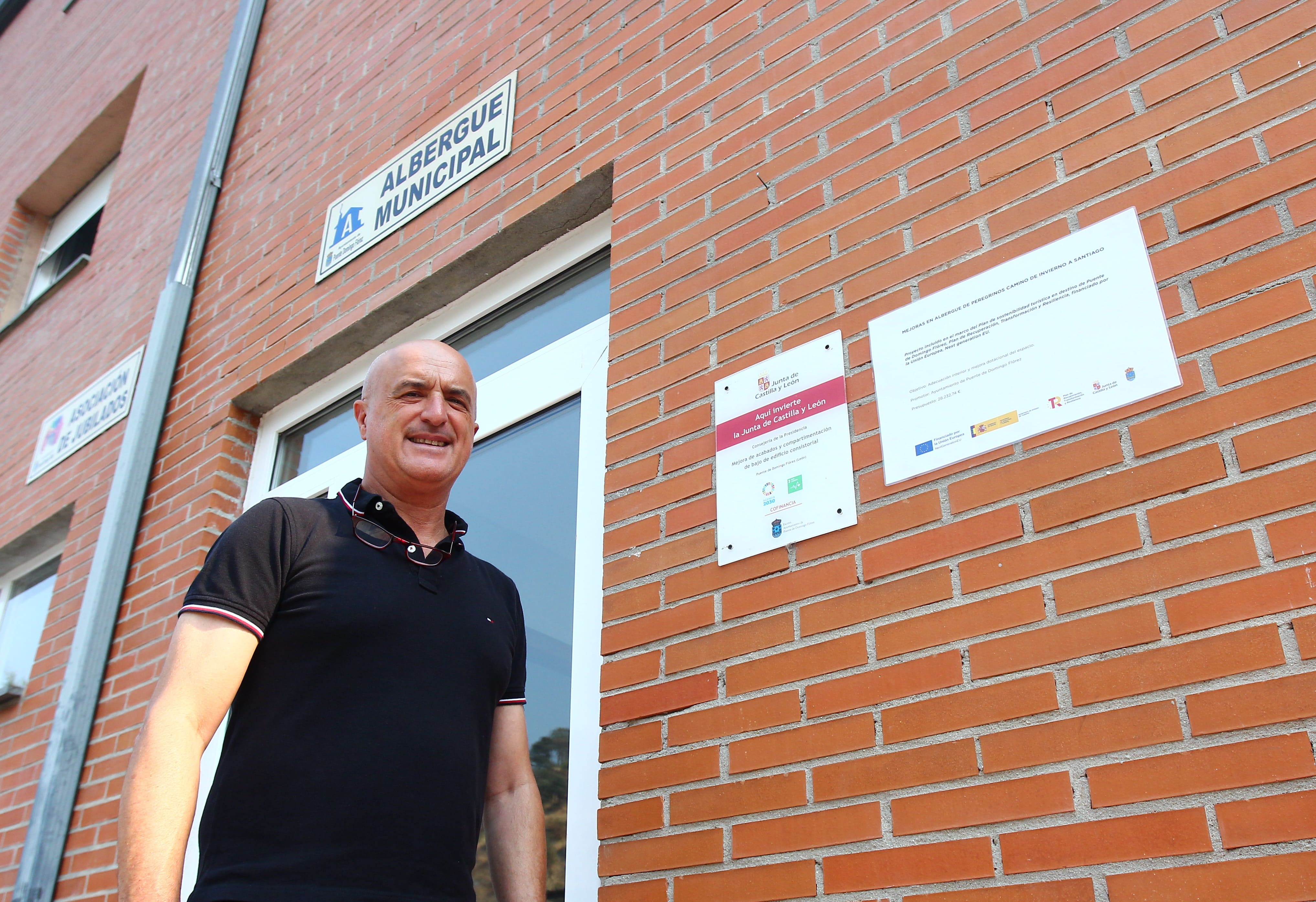 El alcalde de Puente de Domingo Flórez junto a la sede del nuevo albergue. | CÉSAR HORNIJA (ICAL)