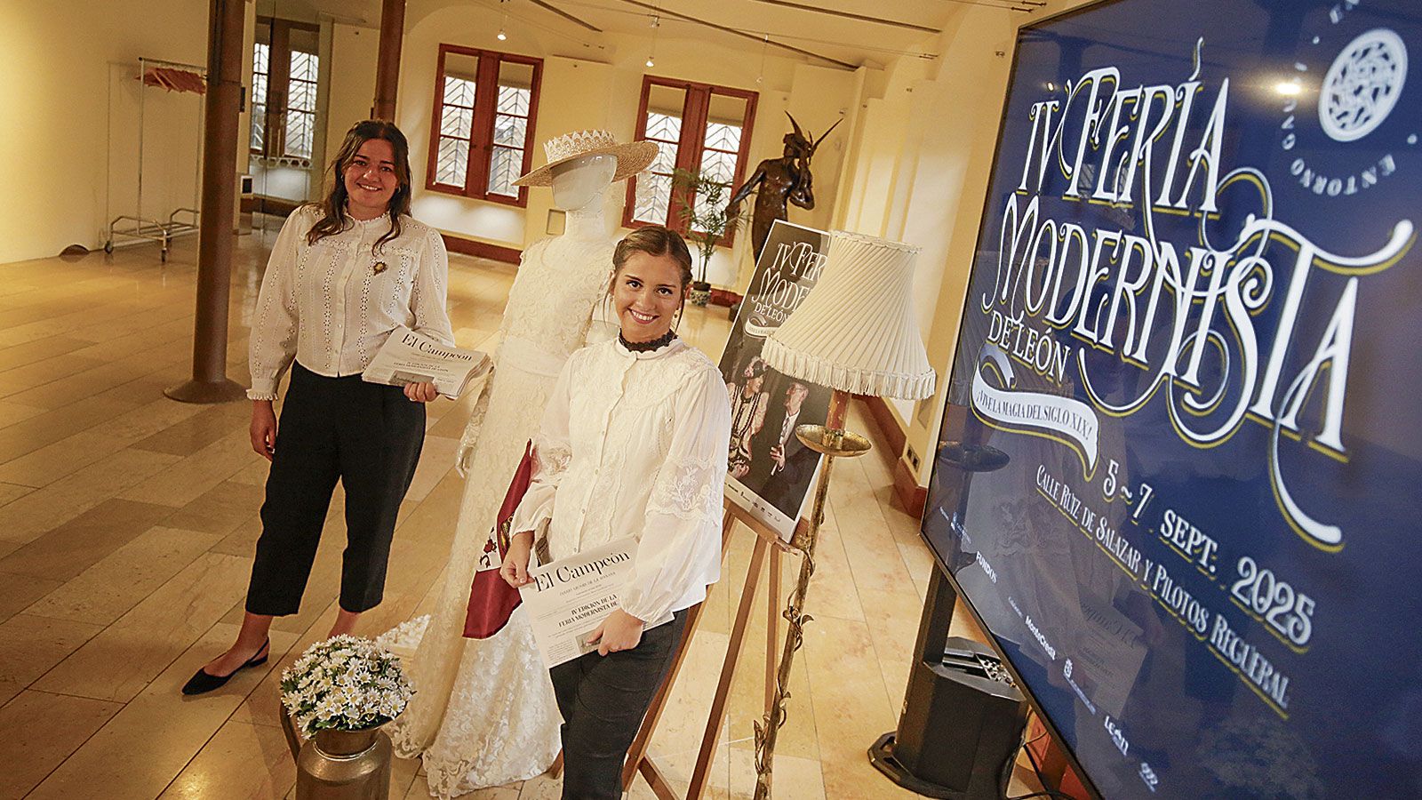 Andrea Méndez García y Marta Sabugo Sierra son los cerebros tras la Feria Modernista que se celebrará el próximo fin de semana en León. | FERNANDO OTERO
